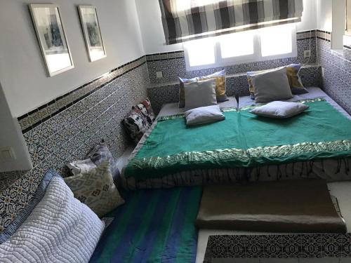 ハマム・スースにあるSea view house - Kantaoui sousseの部屋の中に大きなベッドがある寝室