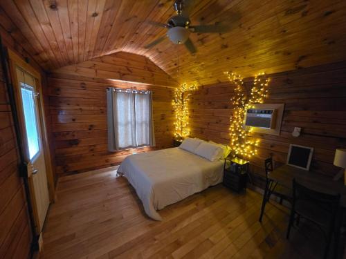 Ένα ή περισσότερα κρεβάτια σε δωμάτιο στο Canal Cabin #4
