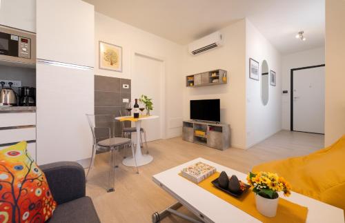 Florence Charming Apartments - Conventino Modern - One-bedroom Flat with Living Area and Garage near Boboli