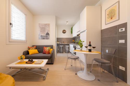Ruang duduk di Florence Charming Apartments - Conventino Modern - One-bedroom Flat with Living Area and Garage near Boboli