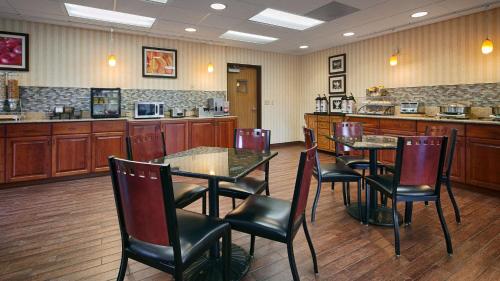 a restaurant with tables and chairs in a room at Best Western Plus Rama Inn & Suites in La Grande