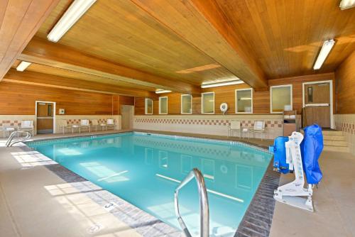 a large swimming pool with a wooden ceiling at Best Western Plus Rama Inn & Suites in La Grande