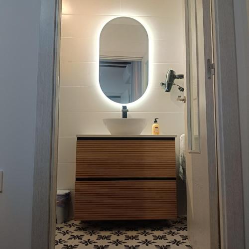a bathroom with a sink and a mirror at El Gobernador II in Villanueva de los Infantes