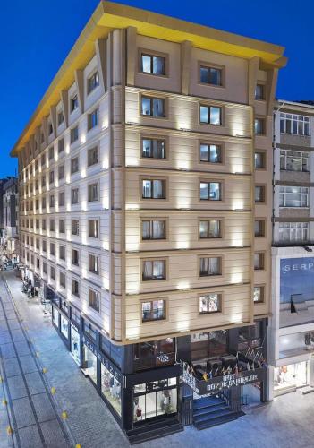 a large building on the side of a street at Hotel Buyuk Sahinler in Istanbul