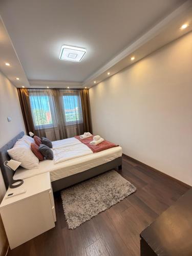 Кровать или кровати в номере Local-Lux Apartman 3 szoba, privát parkoló