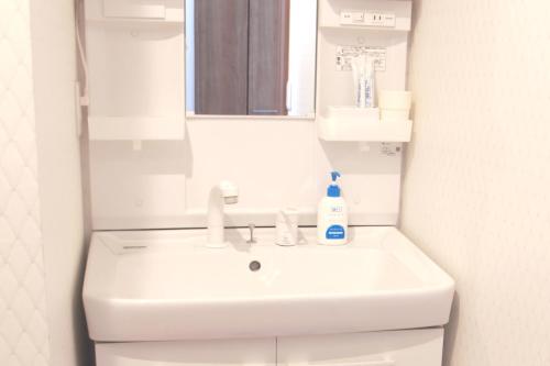 千葉市にあるChiba - House - Vacation STAY 87410の白い洗面台と鏡のあるバスルーム