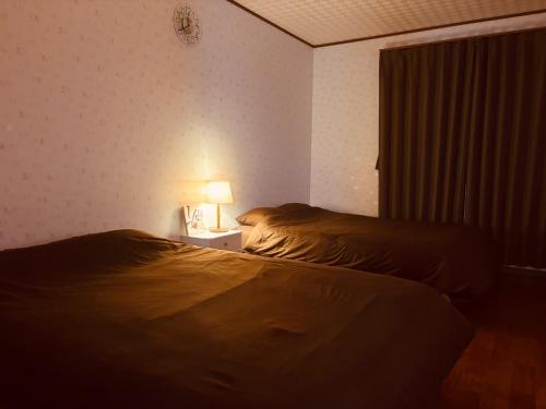 千葉市にあるChiba - House - Vacation STAY 87410のベッドルーム1室(ベッド2台、ナイトスタンドのランプ付)