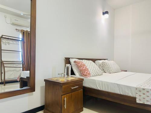 SKYLINE SUITE Luxury Penthouse at The Highness Rajagiriyaにあるベッド