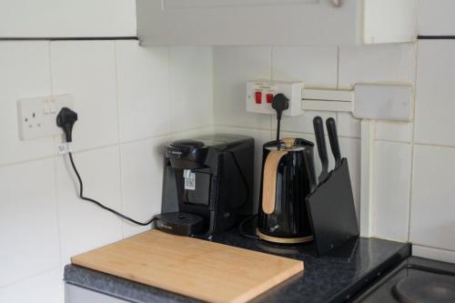 - Cafetera en la encimera de la cocina en 3 Bedroom in Central Birmingham, en Birmingham
