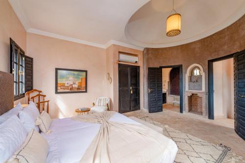 Postel nebo postele na pokoji v ubytování Residence Dar Lamia Marrakech