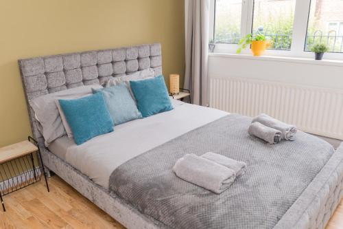Un dormitorio con una cama grande con toallas. en 3 Bedroom in Central Birmingham, en Birmingham