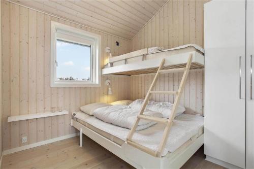 Ένα ή περισσότερα κρεβάτια σε δωμάτιο στο BL425-Saltum-Tippen-22