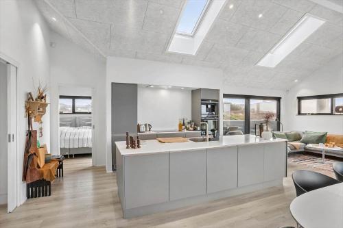 una cucina con lavello e un soggiorno di BL1427-Blokhus-Ovesensvej-9 a Blokhus
