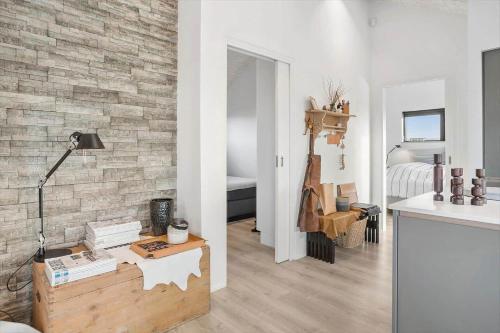 un soggiorno con tavolo e parete in mattoni di BL1427-Blokhus-Ovesensvej-9 a Blokhus