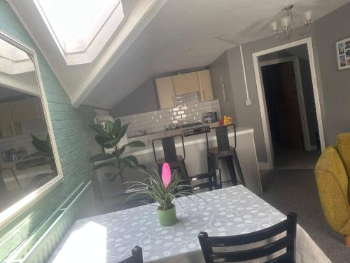 Φωτογραφία από το άλμπουμ του Flat in the centre of Deal Town σε Deal