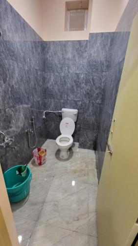 Bilik mandi di Maran Residency Tiruvannamalai