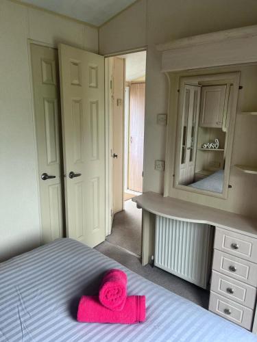 Ένα ή περισσότερα κρεβάτια σε δωμάτιο στο Wonderful 2 bedroom mobile home