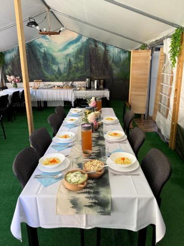 Makanan di atau berdekatan chalet