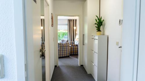 a hallway leading to a living room with a couch at Ferienwohnung Friesenbude in Garding