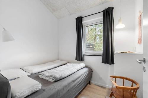 una habitación con dos camas y una ventana en BL1266-Pandrup-Rodhusparken-58, en Pandrup