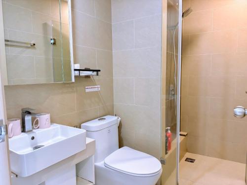 a bathroom with a toilet and a sink and a shower at Gạo's Homestay - The Song in Vung Tau