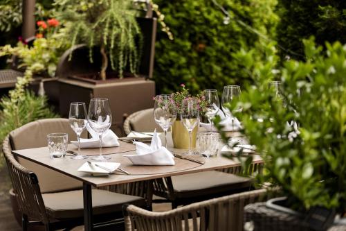 a table with wine glasses and napkins on it at Austria Trend Hotel Congress Innsbruck in Innsbruck