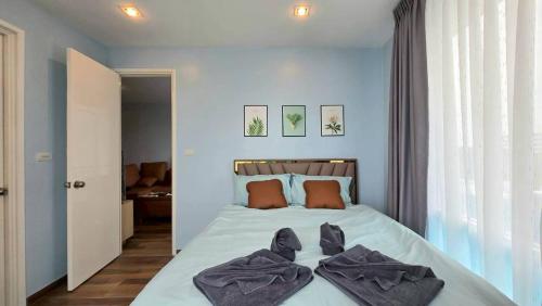 a bedroom with a bed with towels on it at My Resort Huahin by Ying in Hua Hin