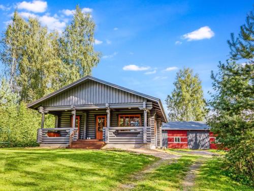 En have udenfor Holiday Home Marttalanmäki by Interhome
