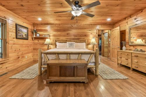 ein Schlafzimmer mit einem Bett und einem Deckenventilator in der Unterkunft DANCING BEARS CABIN - Secluded 3-Bedroom, 3.5-Bath Luxury Cabin with Hot Tub in Mineral Bluff