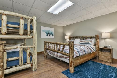 ein Schlafzimmer mit zwei Etagenbetten und einem blauen Teppich in der Unterkunft DANCING BEARS CABIN - Secluded 3-Bedroom, 3.5-Bath Luxury Cabin with Hot Tub in Mineral Bluff