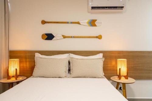 a bedroom with a bed with a baseball bat on the wall at Bangalô moderno e super bem equipado in Passo de Camarajibe