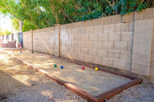 Fotografie z fotogalerie ubytování 6 Br Resort Style Home Pool Game Room Fire Pit v destinaci Glendale