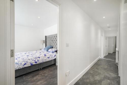 a bedroom with a bed and a mirror at Modern Flat near Wembley stadium in The Hyde