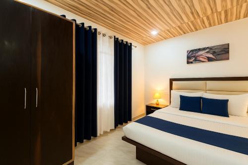 Una cama o camas en una habitación de Hotel Shiva Lake Mussoorie - 360 Degree View - Free Parking