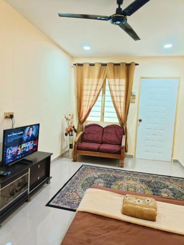 TV a/nebo společenská místnost v ubytování Puteri Duyong Homestay