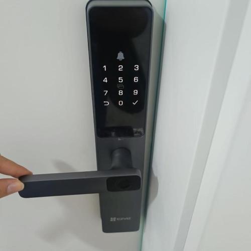 a remote control sticking out of a door at Residencial Miró apartamento 53 centro in Foz do Iguaçu