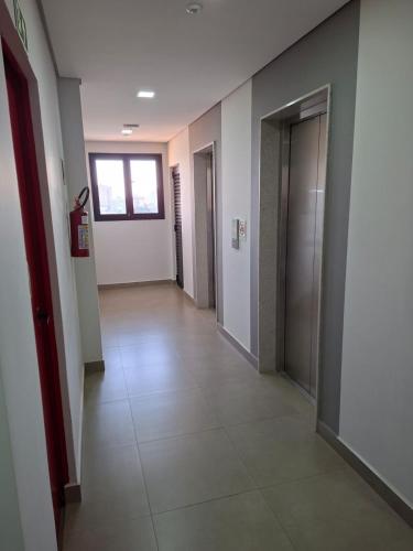 an empty hallway of a building with a door and a hallway at Residencial Miró apartamento 53 centro in Foz do Iguaçu