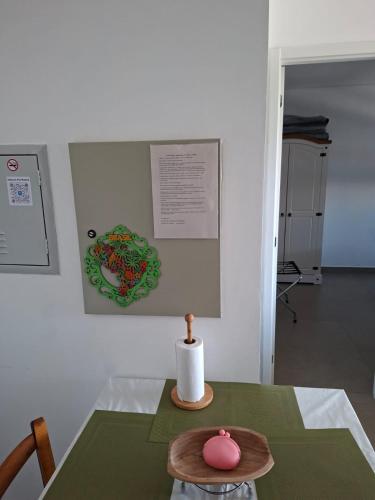a table with a pink bowl on top of it at Residencial Miró apartamento 53 centro in Foz do Iguaçu