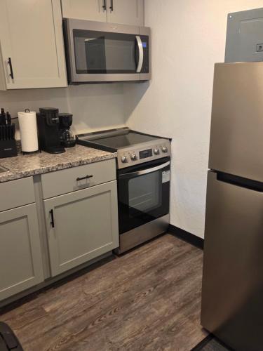 una cocina con estufa y microondas en Unit 205, en Green River