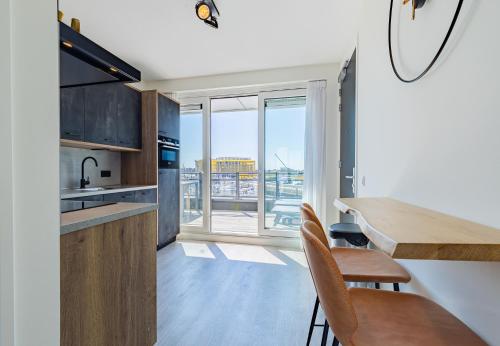 Η κουζίνα ή μικρή κουζίνα στο Vakantie woning aan het water - met 2 balkons - Vista Maris - Nr 46