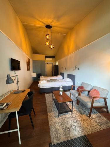 a hotel room with a bed and a table at Hotel restaurant de Pionier in Marknesse
