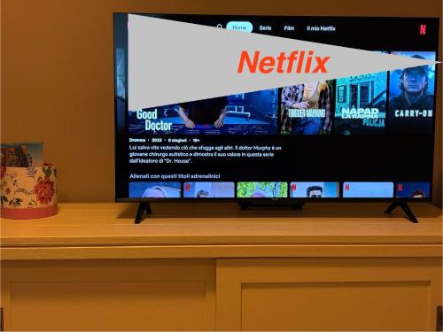 a tv sitting on top of a wooden table at Casa Sofia in Credaro