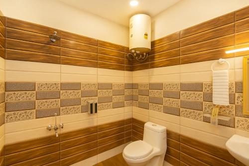 Un baño de Hotel Shiva Lake Mussoorie - 360 Degree View - Free Parking