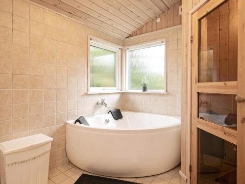Bany a 8 person holiday home in Ålbæk