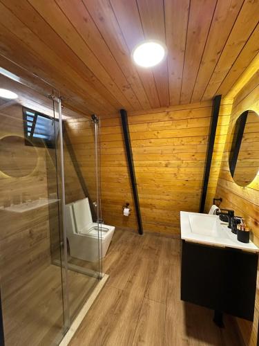 Koupelna v ubytování Pine Straw Douma