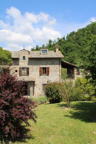 a large stone house in the middle of a yard at Borgo La Ferriera - Celleno Viterbo con Piscina in Celleno