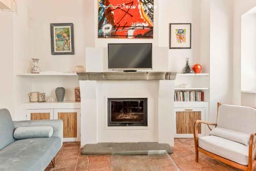 a living room with a fireplace with a tv at Luxury Penthouse, Terre Marine in Lerici