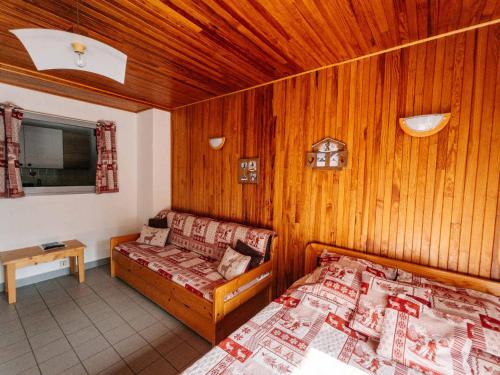 a bedroom with a bed and a table in it at Studio 2 pers. Sud avec balcon à Valloire - FR-1-263-53 in Valloire
