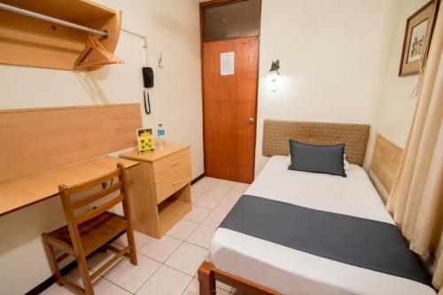 Giường trong phòng chung tại Hotel La Coruña