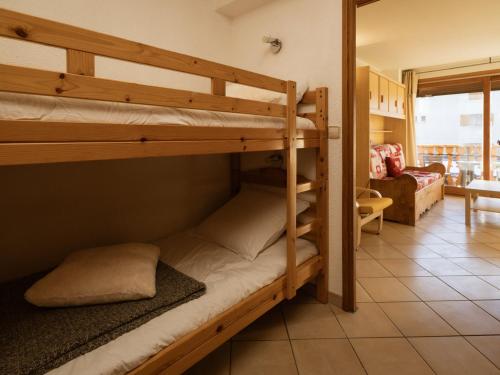a room with two bunk beds and a living room at Appartement 2 pièces cabine pour 6 pers, exposé Sud, à Valloire, animaux admis - FR-1-263-108 in Valloire